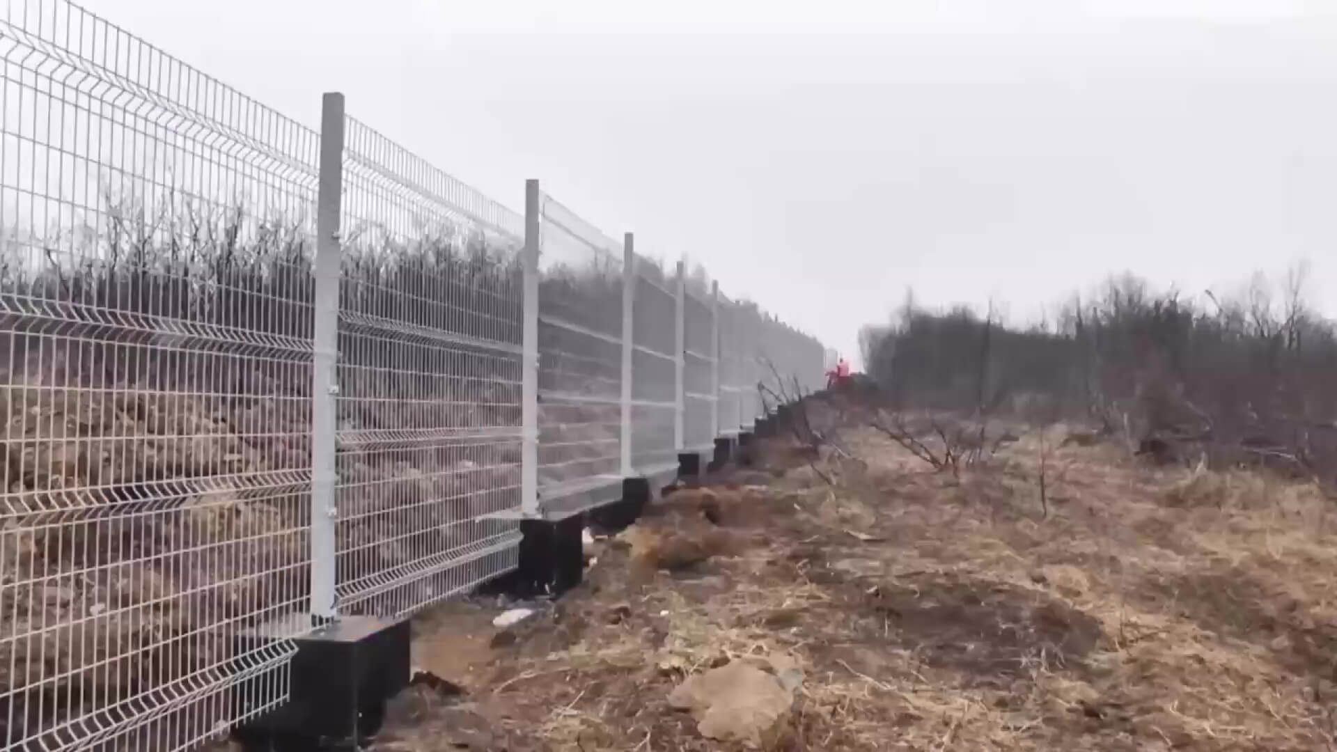 охранная система периметра забора. радиолучевая система охраны периметра. периметральная система охраны. радиолучевая система охраны периметра. охранная система периметр.